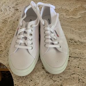 Tennis shoes in magazine shown worn by Kate Middleton